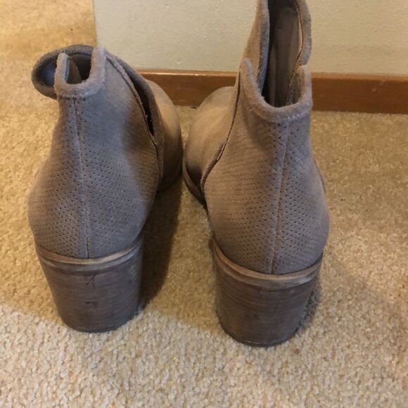 𝅺Hinge suede tan ankle booties - Picture 3 of 15